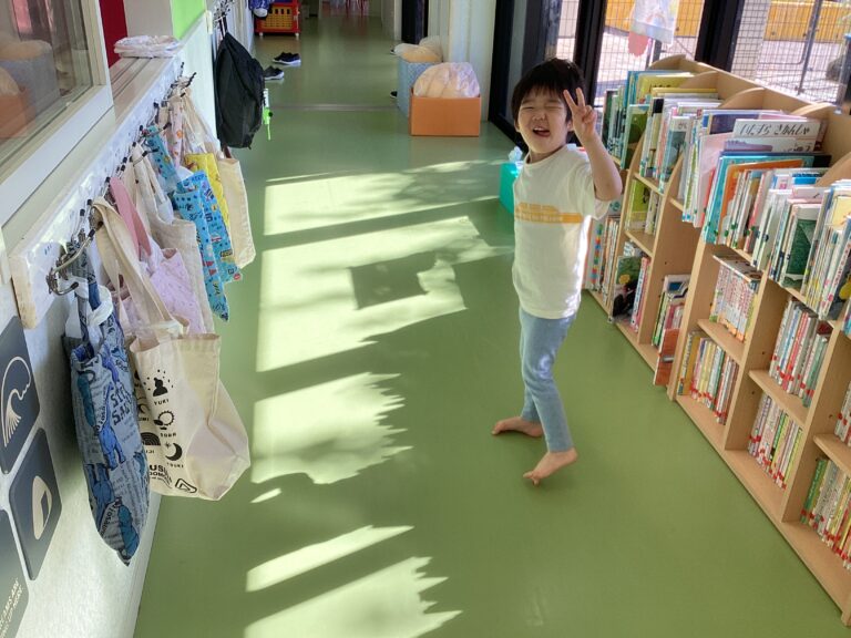 にじぐみ(２歳児)朝のお仕度頑張っています♬