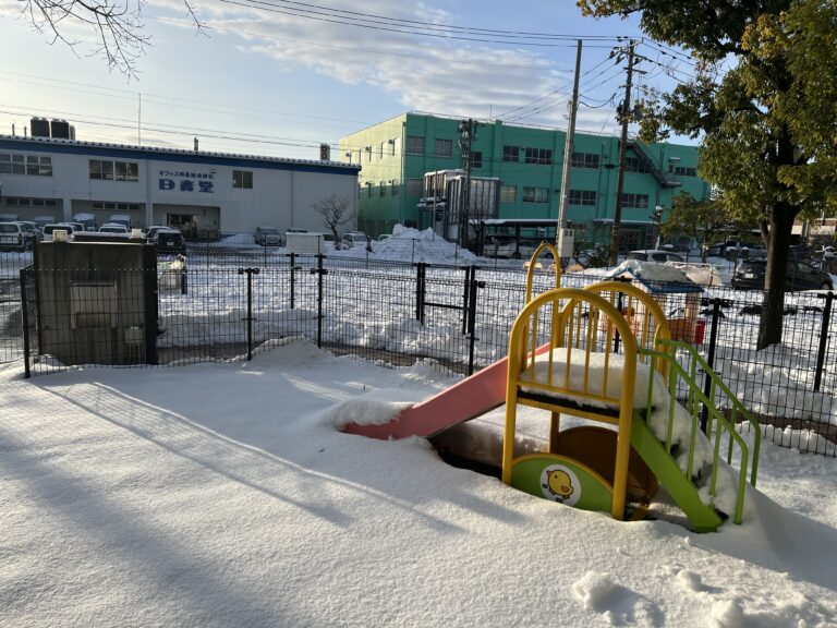 ふわふわ☺️あれ？！‥‥冷た〜い😳（おむすび組0歳児）