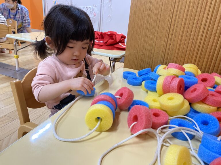 どれで遊ぼうかな👧🏻👦🏻🩷（うみ組　1歳児）