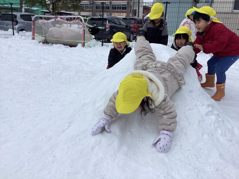 雪の中へ　レッツゴー！　(にじ組2歳児)